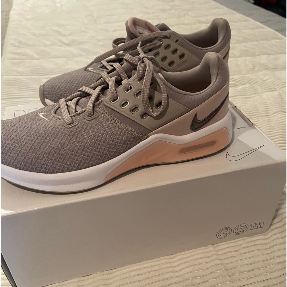 New w/o box Nike Women Running shoe Smoky Mauve Size 9